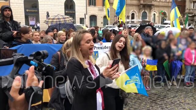 Zelensky in Italia, ucraini cantano "Bella Ciao" in attesa del presidente