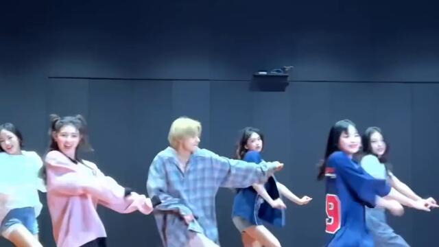 Hype 'V'oy with #BTS #V 🧸#NewJeans #뉴진스 #NewJeans_HypeBoy#Time_to_NewJeans