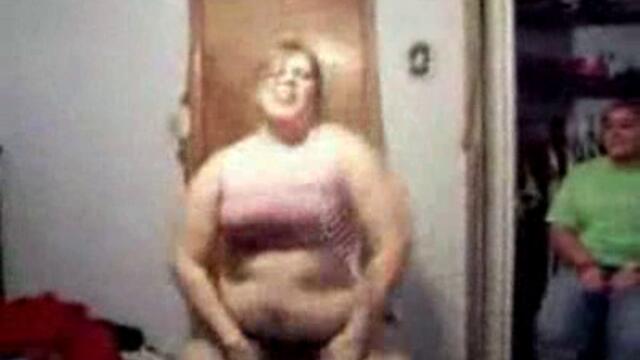 Едно Момиче, Което Не Се Срамува От Фигурата Си - Vbox7[via torchbrowser.com]