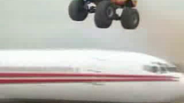 Чудовищен камион прескача самолет - Vbox7[via torchbrowser.com]