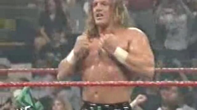 Най - лудата фенка на кеча си показва циците - Vbox7[via torchbrowser.com]