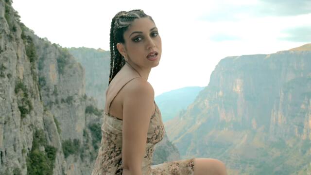 Daphne Nikolaou - Krasi M' Se Pino Gia Kalo - Official Music Video