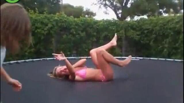 Блондинка на батут - Vbox7[via torchbrowser.com]