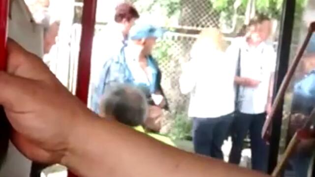 Столична полиция напада пътничка в градски транспортvia torchbrowser.com - Vbox7[via torchbrowser.com]