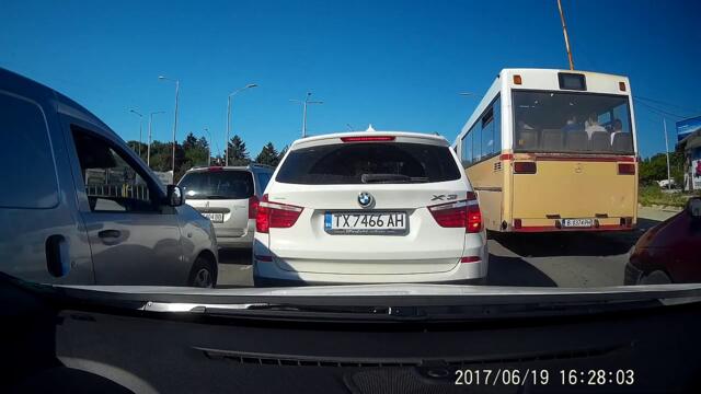 Нагло поведение на шофьор от градския транспорт във Варна - Vbox7[via torchbrowser.com]
