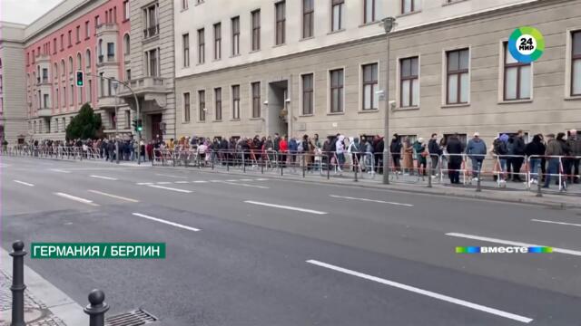 Россияне по всему миру встали в гигантские очереди, чтобы проголосовать на выборах президента России - 17.03.2024