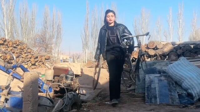 Fixing a Bike #villagelife #villagevlogs #villagelifestyle #vlogs #silkroad #silktwirl