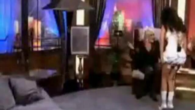 videos.botevgrad.com -- Емануела Си Сваля Прашките в Шоуто на Азис[via torchbrowser.com]