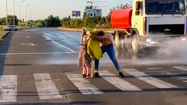 Сърцето на човека - Мъж помогна на възрастна жена на пътят вижте как (видео)