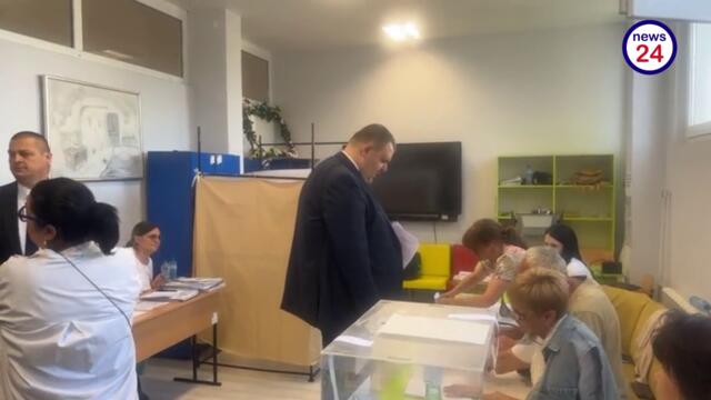 Делян Пеевски гласува с хартия за смирение в политиците и стабилна власт