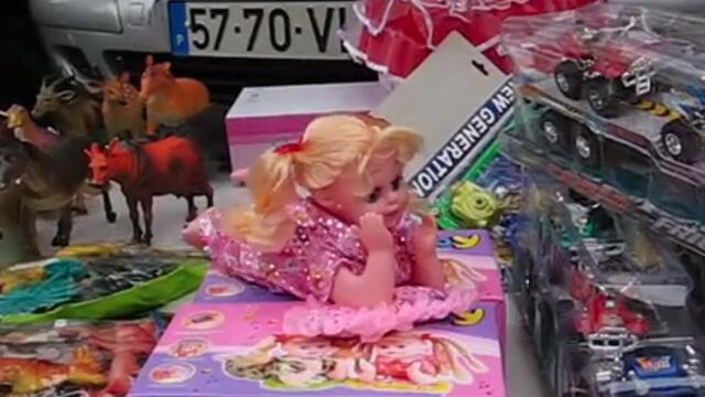 Singing_Doll_in_Lisbon_Flea_Market-360p.mp4_-_Vbox7[via_torchbrowser.com].mp4