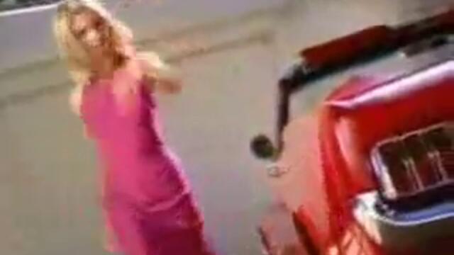 Sarah Michelle Gellar - Maybelline (nail-varnish)