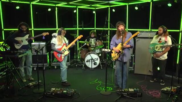 Wet Leg speelt 'Angelica' | 3FM Live Box | NPO 3FM