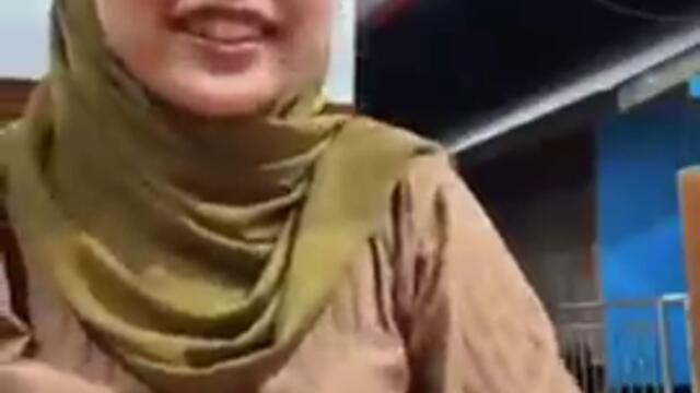 H.Alwi Ruslan Cicipi Martabak Masakan Putri Isnari, H.Alwi Ruslan Sangat Menikmatinya