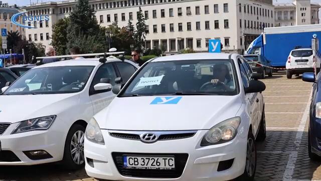 Автоинструктори протестират в София срещу новите правила за шофьорски книжки