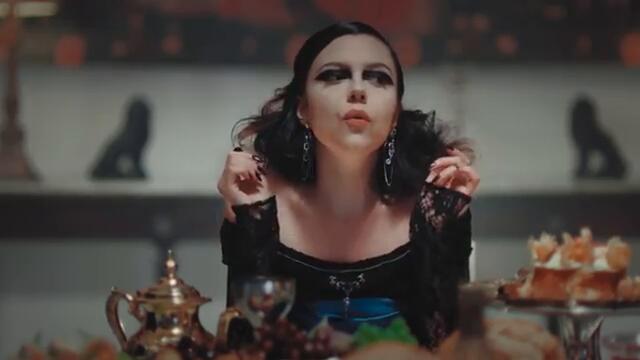 Violet Orlandi - Bunch Of Fives (Official Music Video)