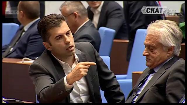 Момчето и Харварда се ухажват без задръжки