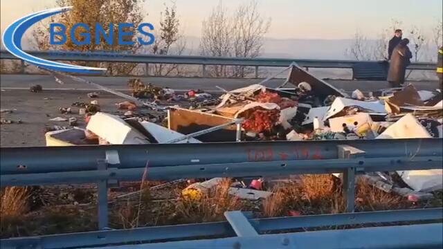 Два ТИР-а се удариха на магистрала Марица, пътят е застлан с букети цветя