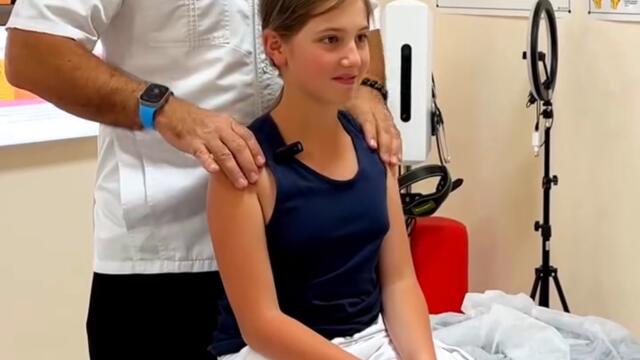 Малко момиче се учудва от изпукванията