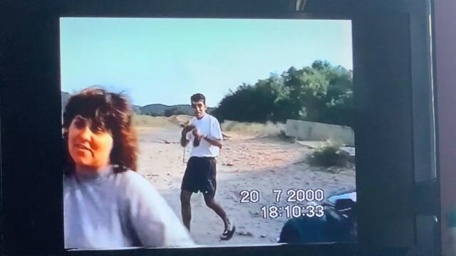 Аз на волана върта а камелчето  на шега се чува