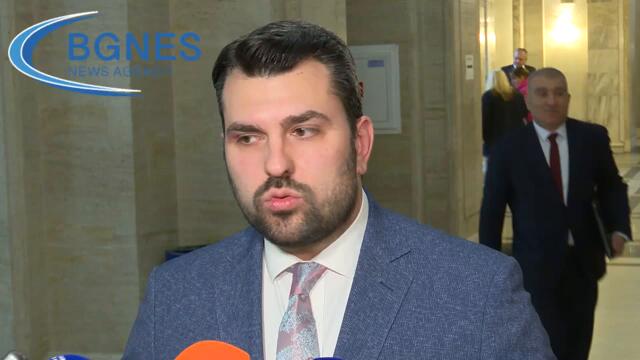 Георг Георгиев: 9 българи ще отплават от Санторини в 15:30 ч., 30 души вече са напуснали острова