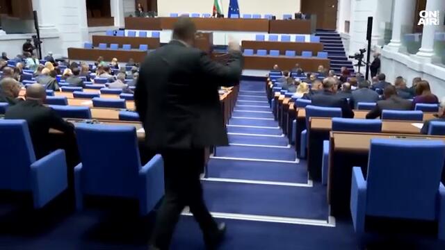 Дупка зее в държавната хазна - спор между депутатите