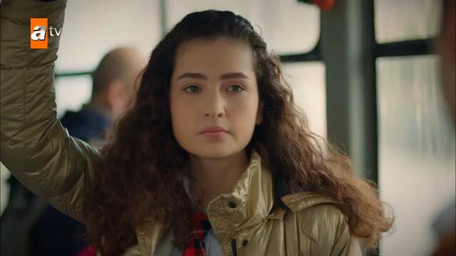 Asiye ve Ömer, yağmurda otobüsten iniyor - Kardeşlerim 6. Bölüm