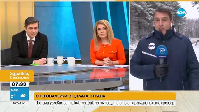 Силен вятър и обилен снеговалеж на „Шипка“, проходът се почиства от 8 машини