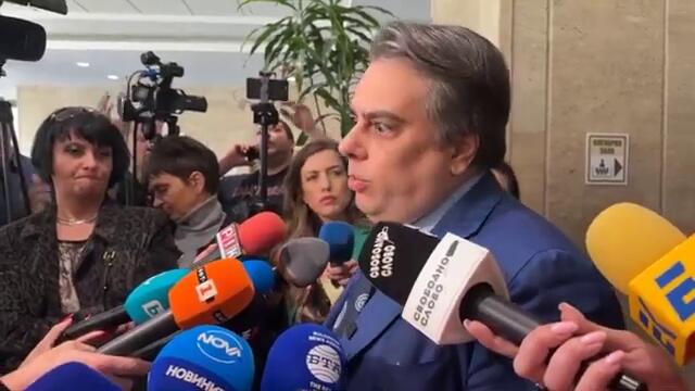 Асен Василев: Аз празнувам Трифон Зарезан, Борисов се жалва като многострадалната Геновева