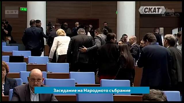 Депутатите напускат залата, само от МЕЧ останаха да слушат бръщолевенията на Костадин Костадинов