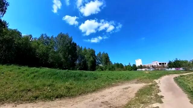 Решив подремонтировать хижину, бродяжка решила подобрать то, что выкинул богач… А протянув руку…