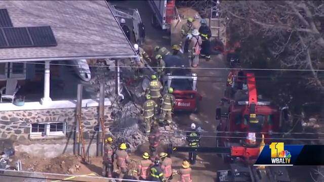 Raw video: Crews working to rescue construction workers