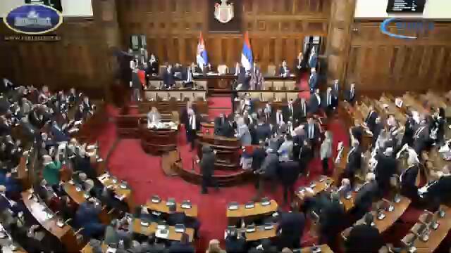 Безпрецедентно меле в парламента на Сърбия