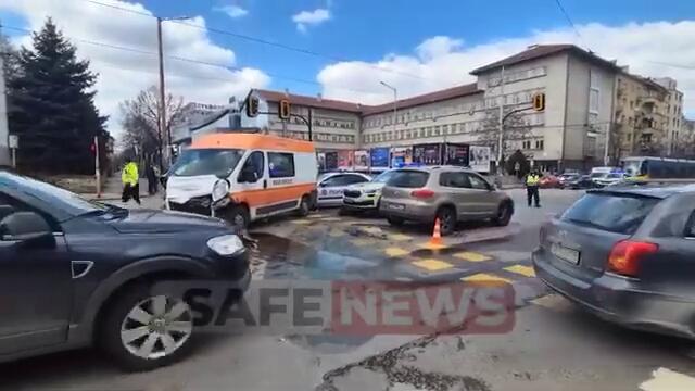 Бебе пострада при катастрофа между линейка и джип в София