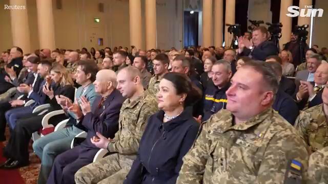 Zelensky's suit 'swipe' at Trump gets laughs & applause