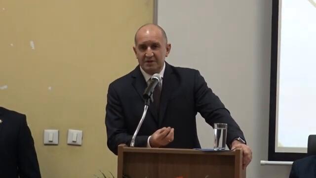 Радев отправи послание към студентите да са непримирими към негативните процеси в страната