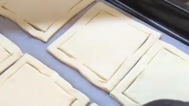 Слойки с яблоком