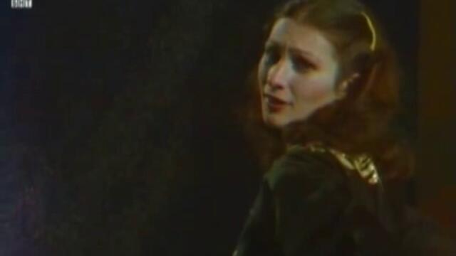 Мая Нешкова (1980) - Първа любов