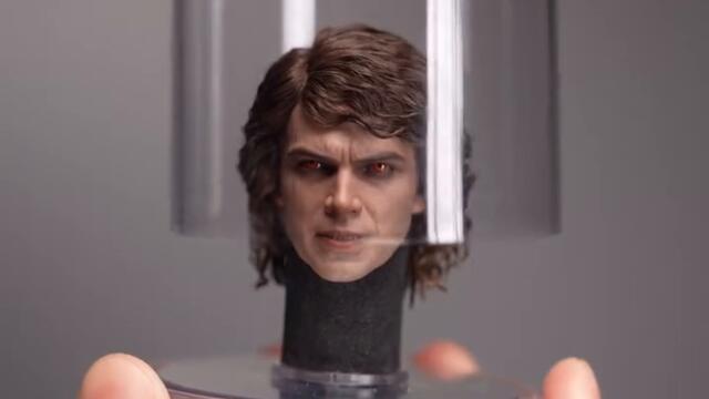 Hot Toys: Star Wars - Anakin Skywalker with real lightsaber