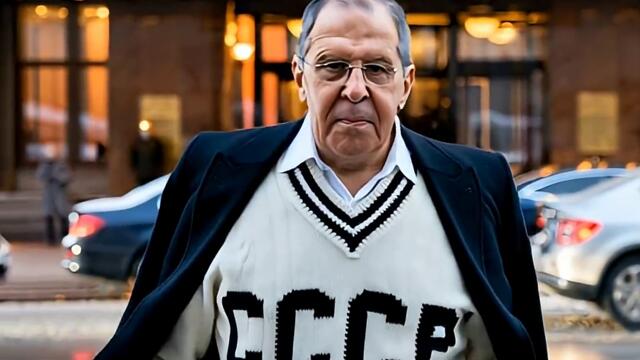 Лавров пристига в Аляска за срещата с Тръмп, облечен в тениска СССР - забавно клипче