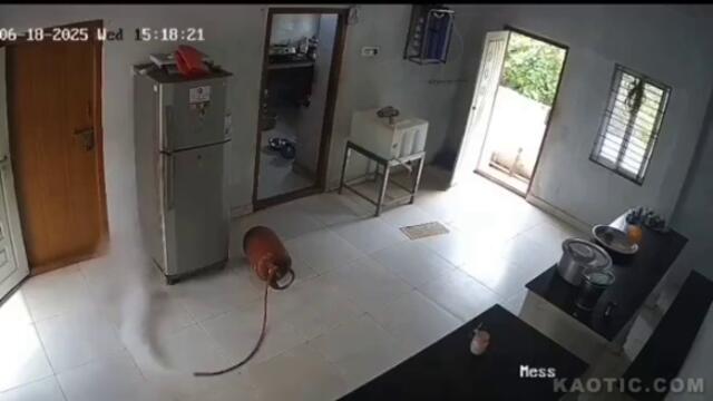 FK - A Lesson Learned from a Rude Footrest [FEELKIND] #feelkind #kindness #respect #help