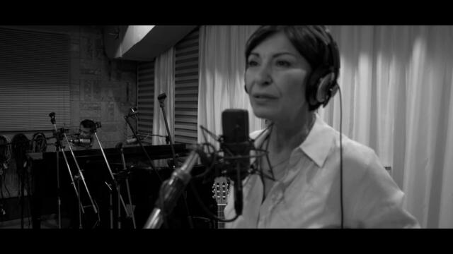 Κωνσταντίνα - Χορεύω Το Ζεϊμπέκικο _ Official Music Video