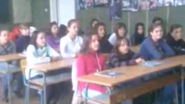 Народни песни в час по музика 6а кл