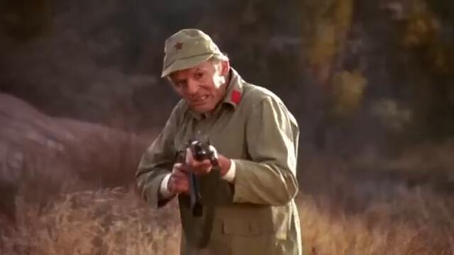 Ето го и Rambo само дето си е пуснал мустак и с очила заради отслабено зрение