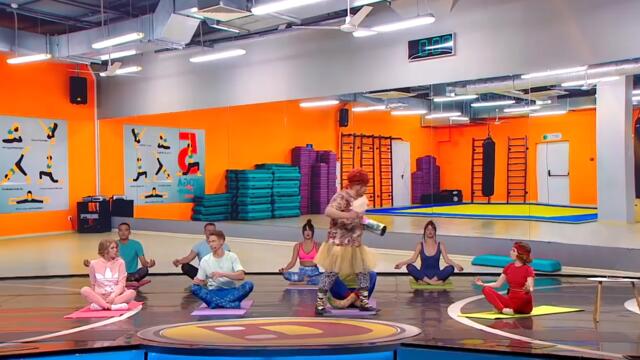 Гламавата Галя на йога , в самолета и на плажа-руски език