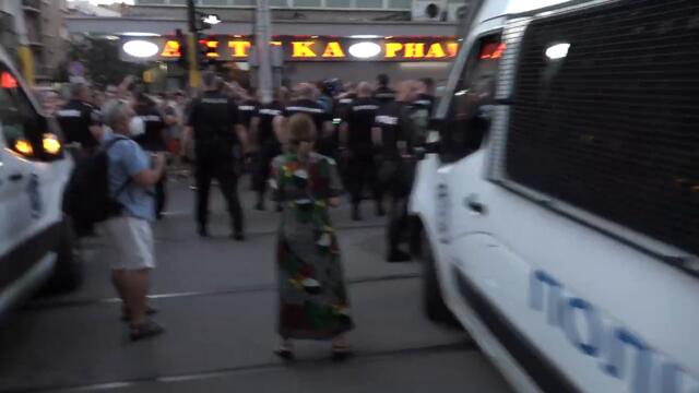 Полицаи пребиват протестиращи срещу Бойко Борисов на 10 юли 2020