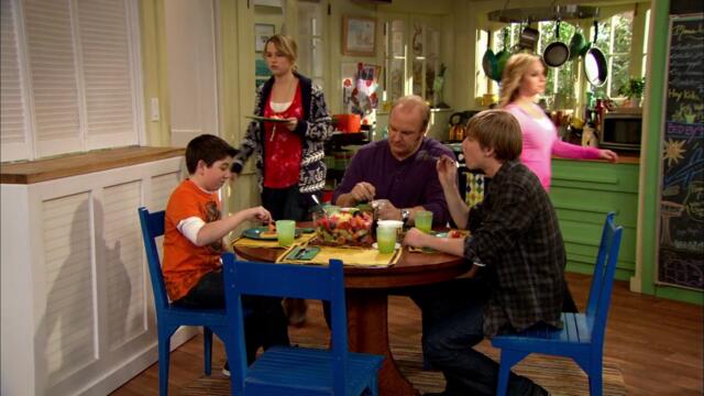 Късмет Чарли - Чарли се раздвижва (Сезон 2 Епизод 13) (БГ Аудио)