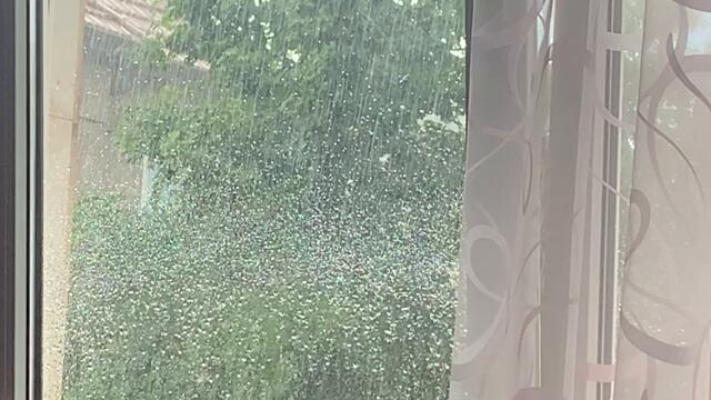 Дъжд вали силно